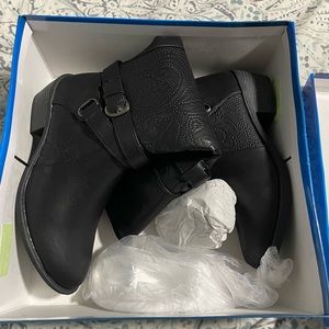 New size 7 black knee length boots